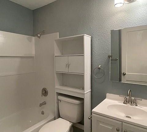 5th image of 2110 Lamar St S