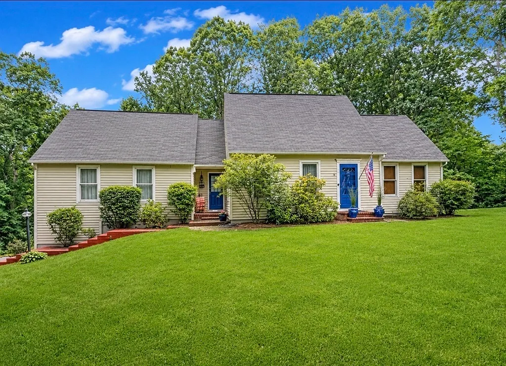 3 bed, 2.0 bath, 2221 sqft, $4,200 — Photo 1