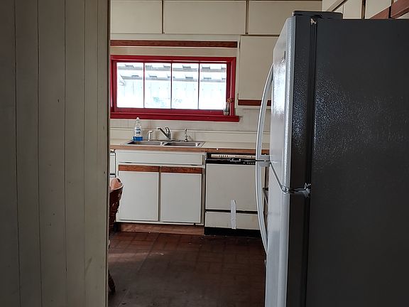 4th image of 14 Thatcher Ave