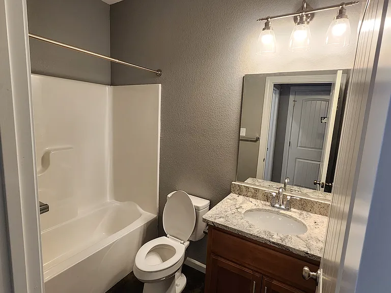 2204 Everett Dr — Photo 4