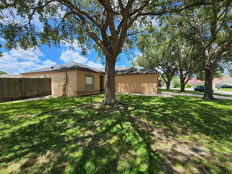 4100 Mendenwood Ln — Photo 2