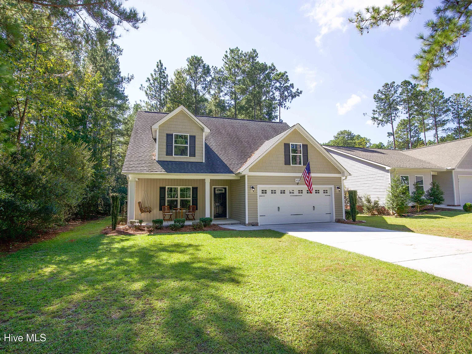3 bed, 2.5 bath, 1899 sqft, $2,100 — Photo 2