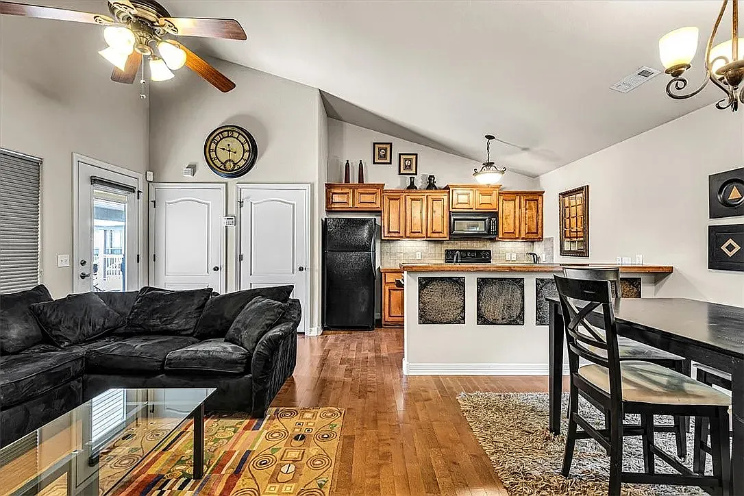 2 bed, 980 sqft, $1,100 — Photo 2