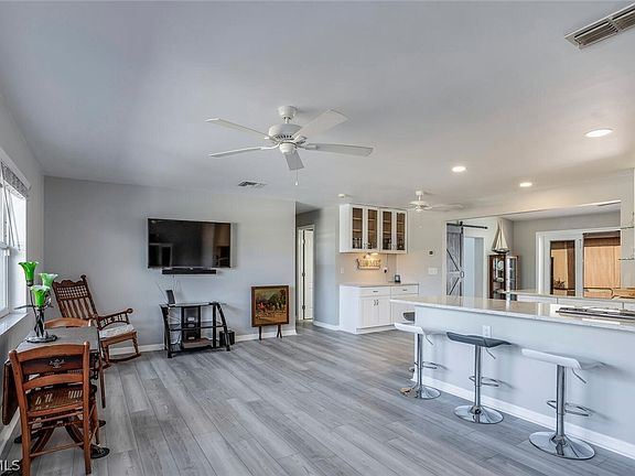 5th image of 322 SW 28th Ter