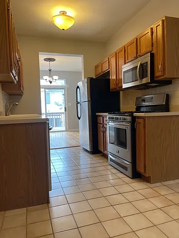 2 bed, 1.5 bath, 1334 sqft, $2,095 — Photo 2