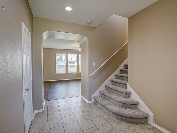 3rd image of 886 Apricot Dr