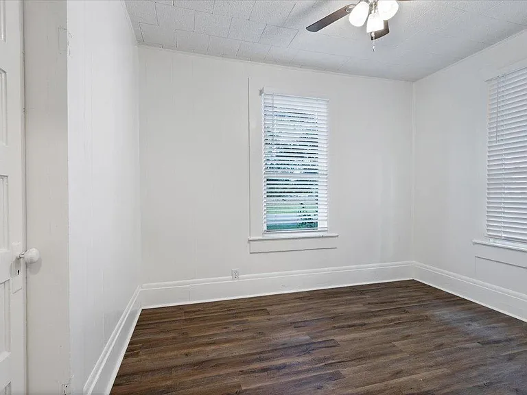 1406 Avenue D — Photo 14