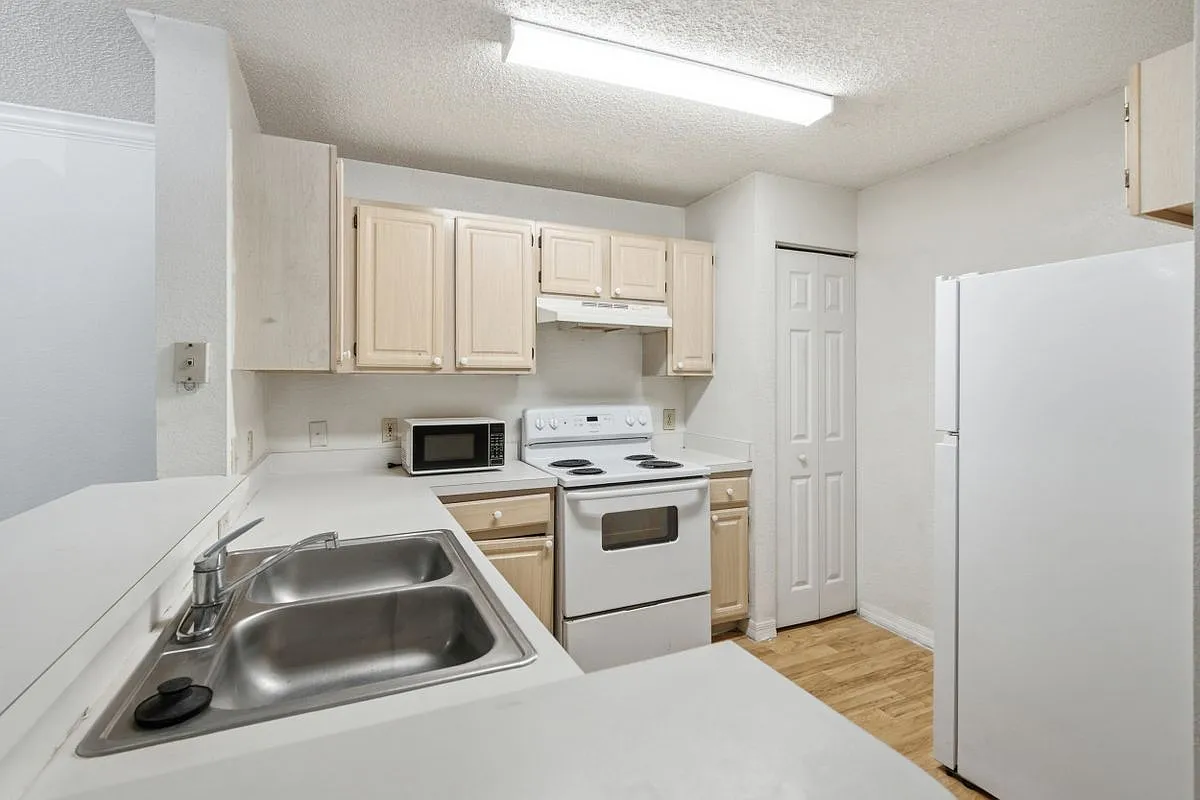 2 bed, 2.0 bath, 1038 sqft, $1,355 — Photo 4