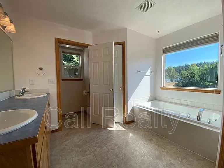 921 S Shelley Lake Ln — Photo 7