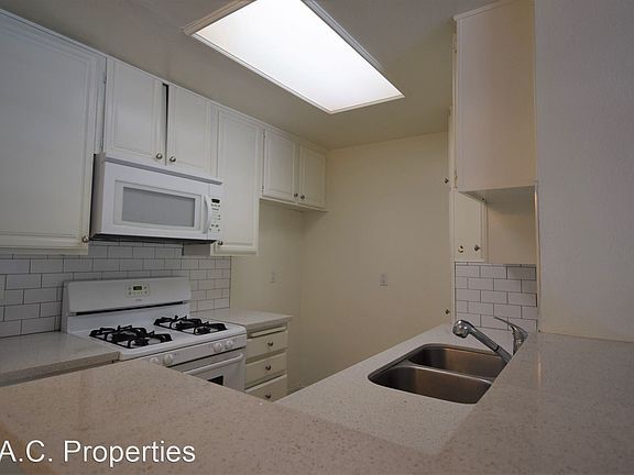 4th image of 11594 Moorpark St APT 101