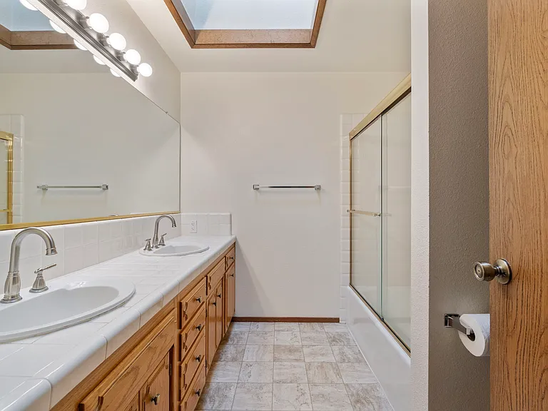6469 N San Pedro Ave — Photo 19