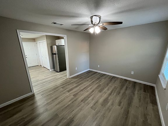 4th image of 942 Carver St