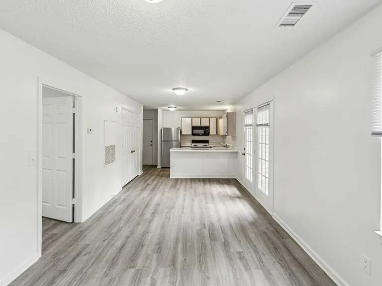 Arlington Apartments — Photo 8