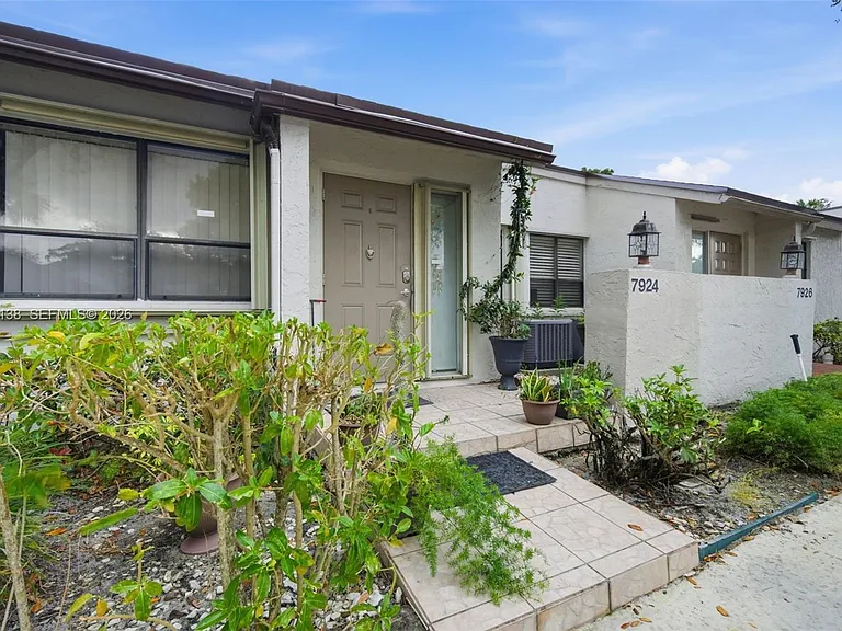 7924 NW 10th St — Photo 10