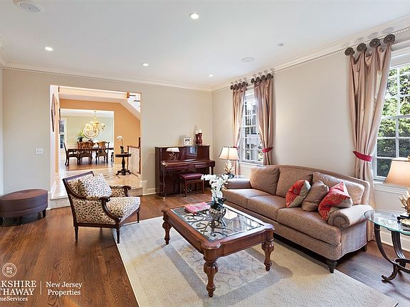 5th image of 36 Crestwood Dr
