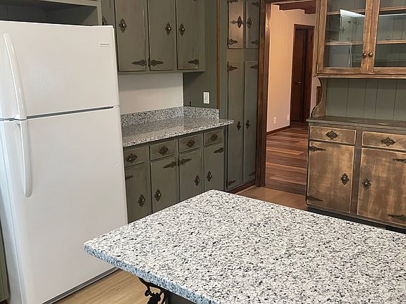 Refrigerator with Ice maker