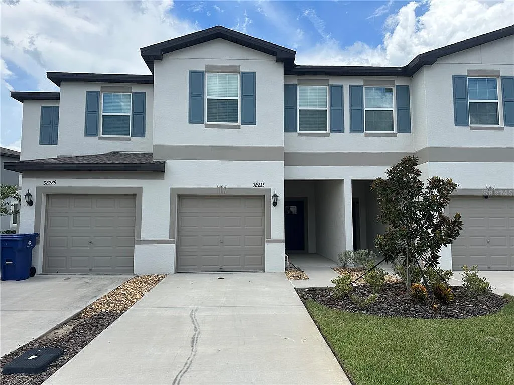 3 bed, 2.5 bath, 1634 sqft, $2,050 — Photo 2