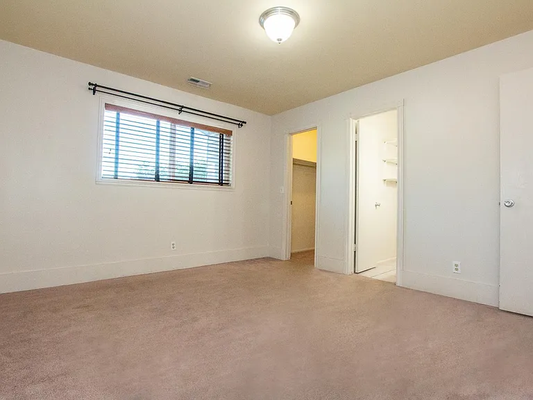 1709 Hickory Ln — Photo 6