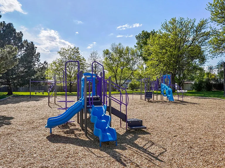 Near by walkable, beautiful Evans Park!
