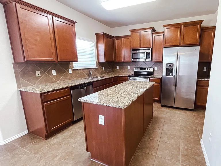 4904 Bridgewood Dr — Photo 3