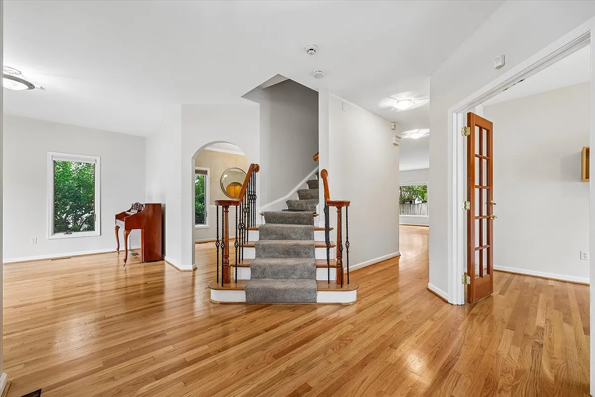 6 bed, 4.5 bath, 3730 sqft, $7,300 — Photo 4