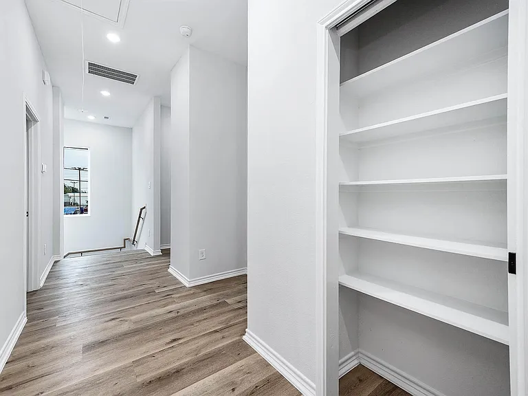 2716 Spence St — Photo 30