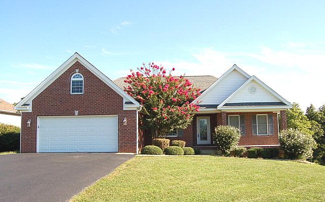 1st image of 123 Pebble Dr