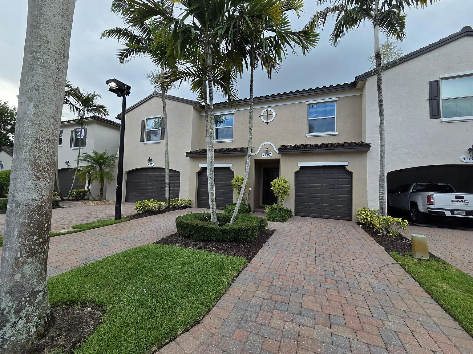 3 bed, 2.5 bath, 1718 sqft, $3,500 — Photo 2