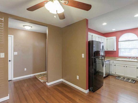 3rd image of 308 Valley Ct
