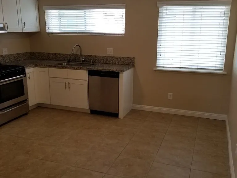 325 E Leatrice Ln — Photo 5