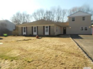 125 Sequoia Dr, Coram, NY 11727