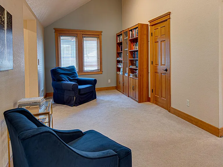 2601 NW Crossing Dr — Photo 16
