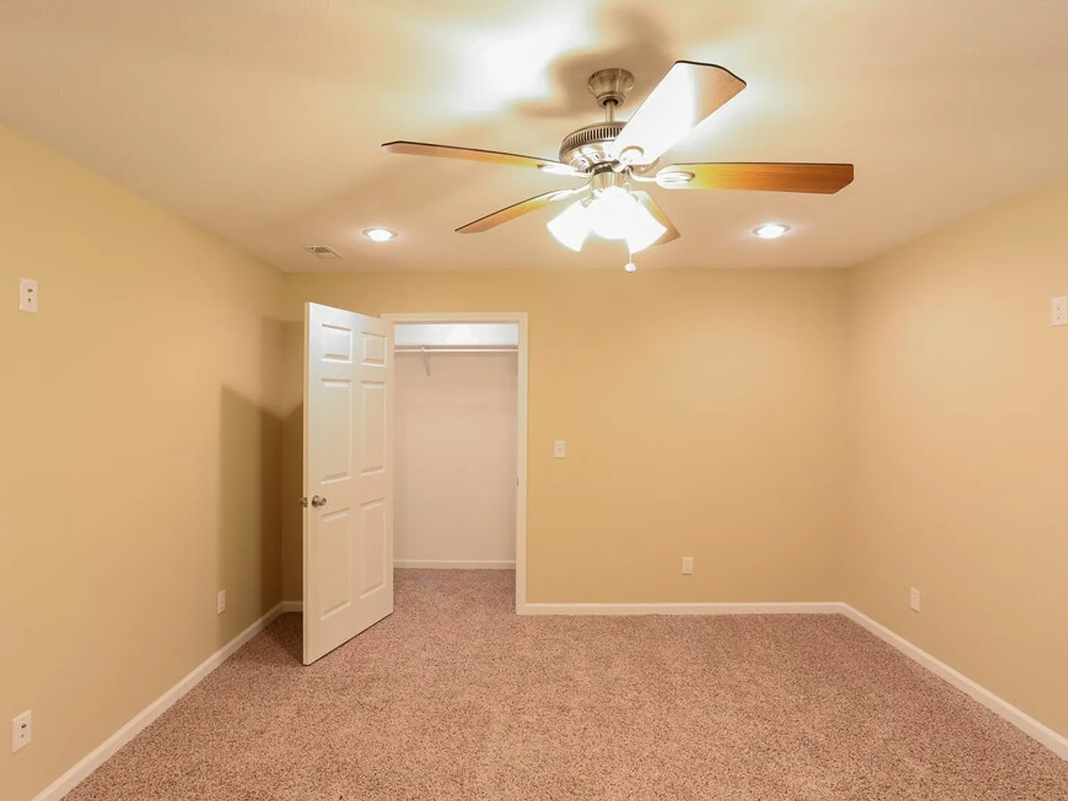 Graycliff Townhomes — Photo 4