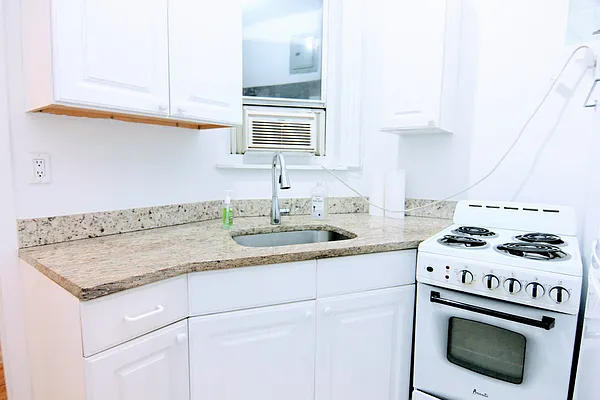 Rented by HOLTON REAL ESTATE INC. | media 8