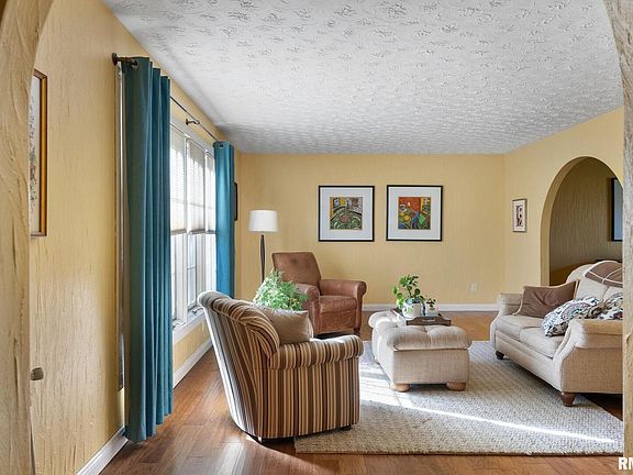 3rd image of 34 Oakbrook Dr