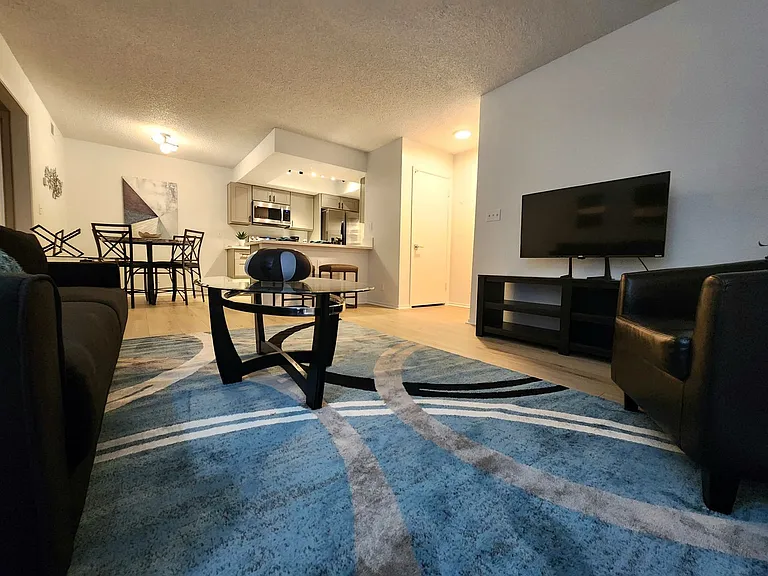 Valencia Apartments — Photo 42