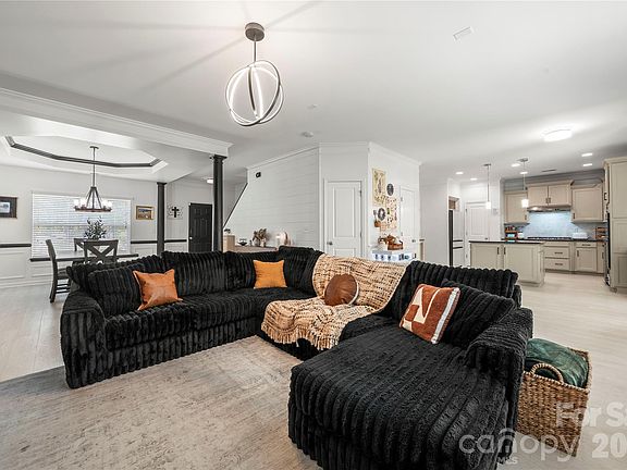 4th image of 724 Balboa Ct