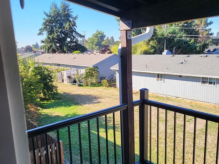 1083 Kennedy St — Photo 6