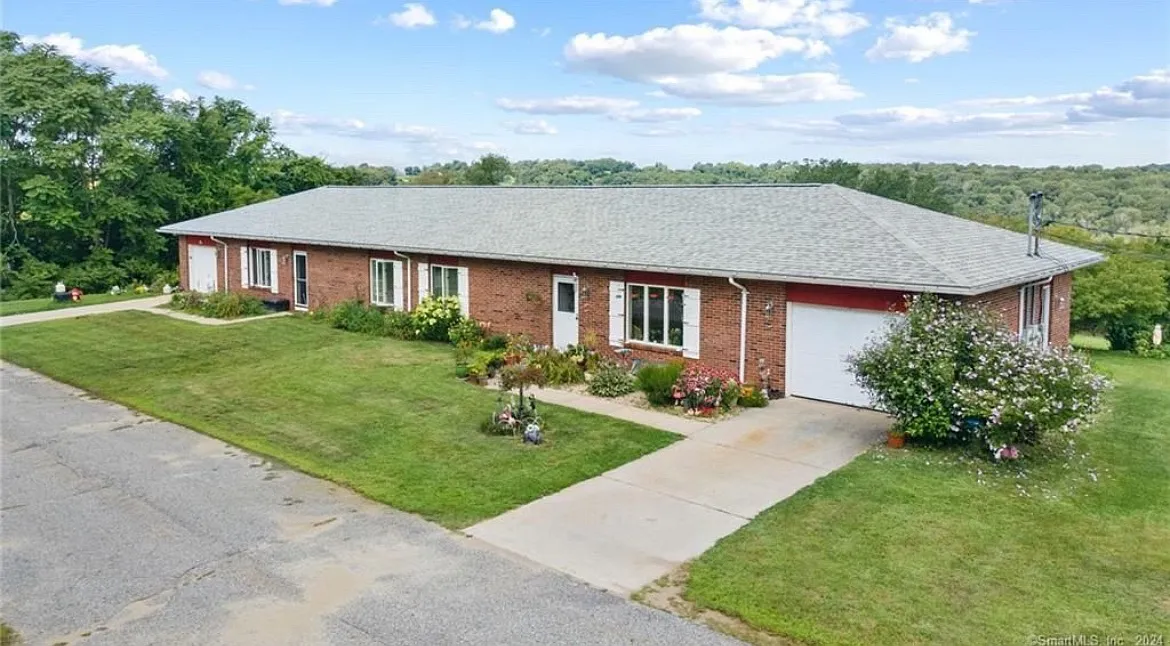 2 bed, 1.5 bath, 2400 sqft, $2,800 — Photo 2