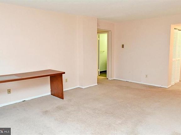 4th image of 118 Monroe St APT 104