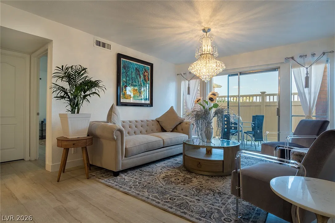 1 bed, 1.0 bath, 761 sqft, $1,300 — Photo 2