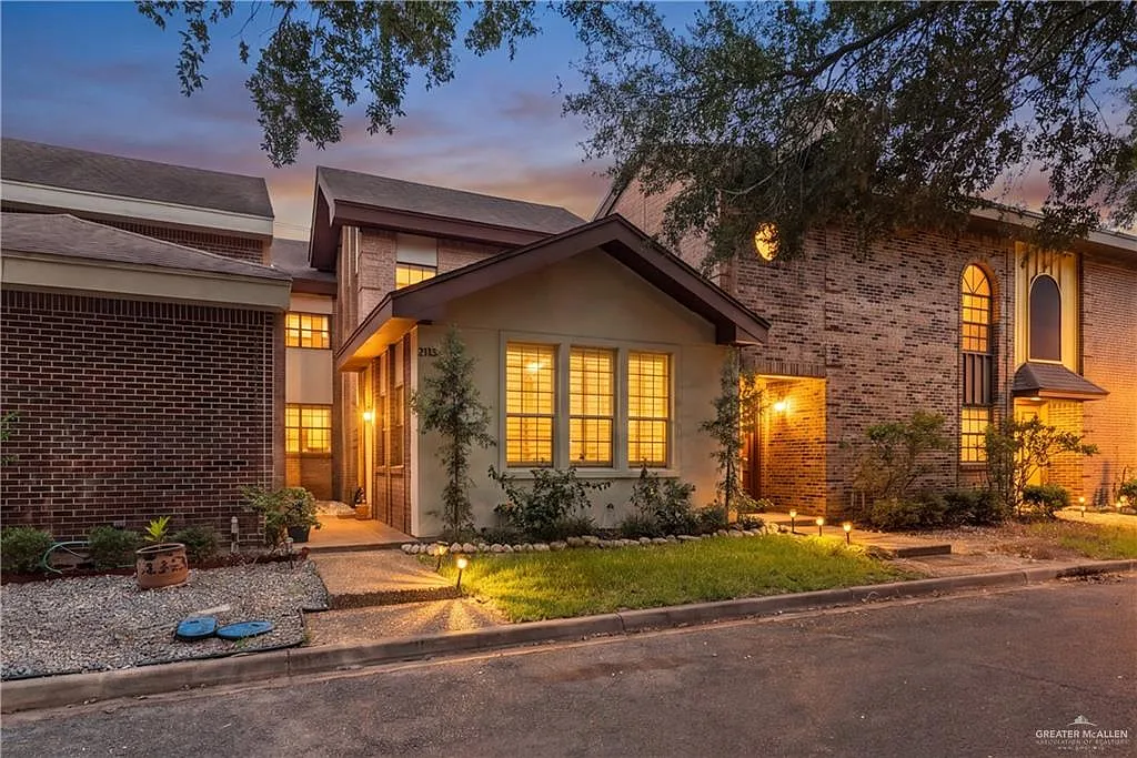 3 bed, 2.5 bath, 2428 sqft, $2,100 — Photo 2
