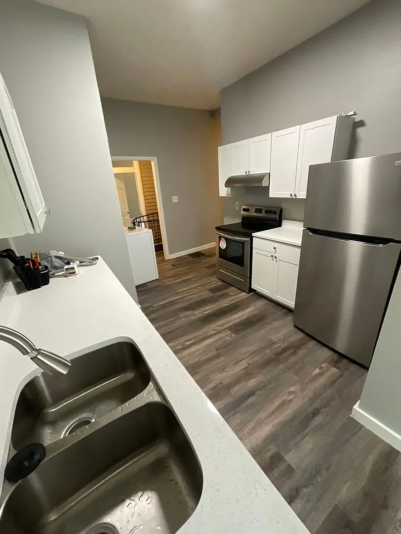 *August 2028* 5 Bedroom House 1 Block Off Kirkwood Fully Renovated — Photo 3