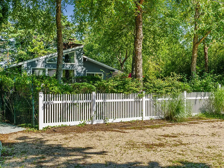 45 Hampton Ln — Photo 3