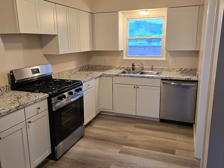 1421 & 1423 Creighton Ave #1423 — Photo 3