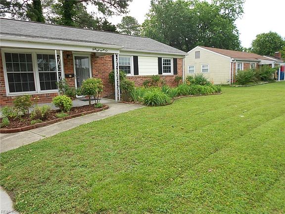 Gorgeous landscaped yard!