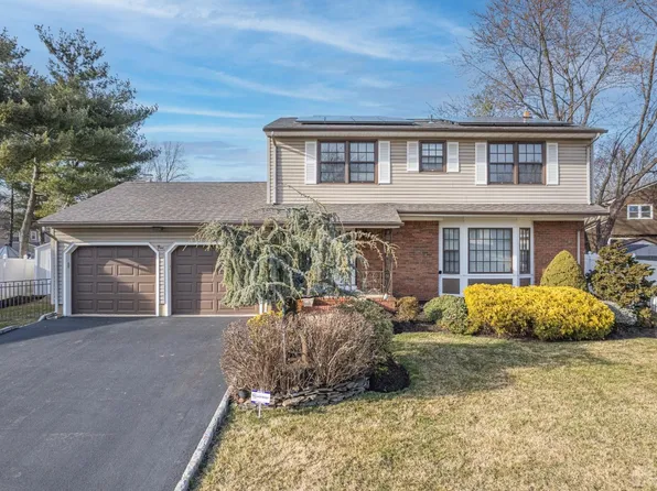 5 Diamond Dr, Edison, NJ 08820