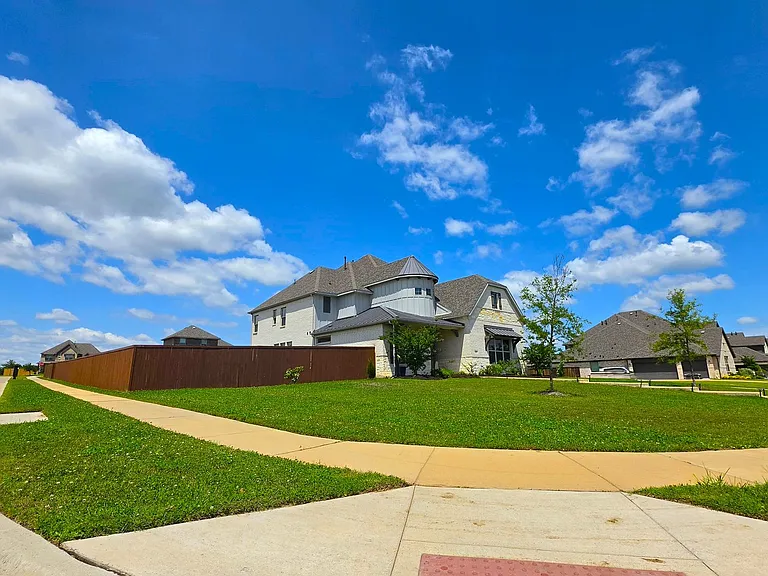 217 Longwood Dr — Photo 4