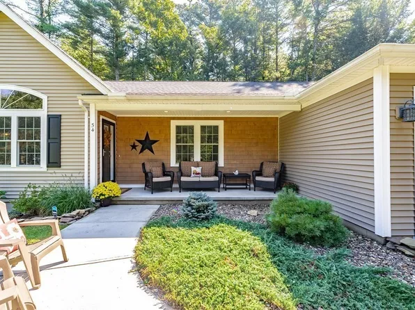 54 North St, Granby, MA 01033