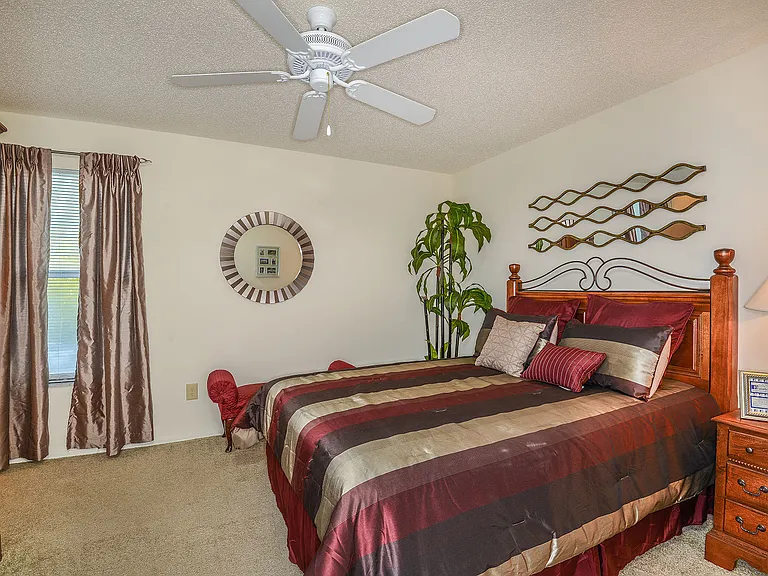 Colonial Pointe Apartments — Photo 17